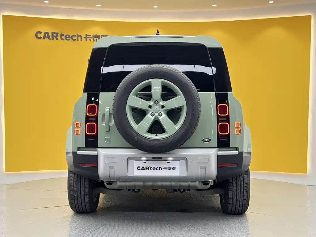 Land Rover Defender 2023 — фото 31