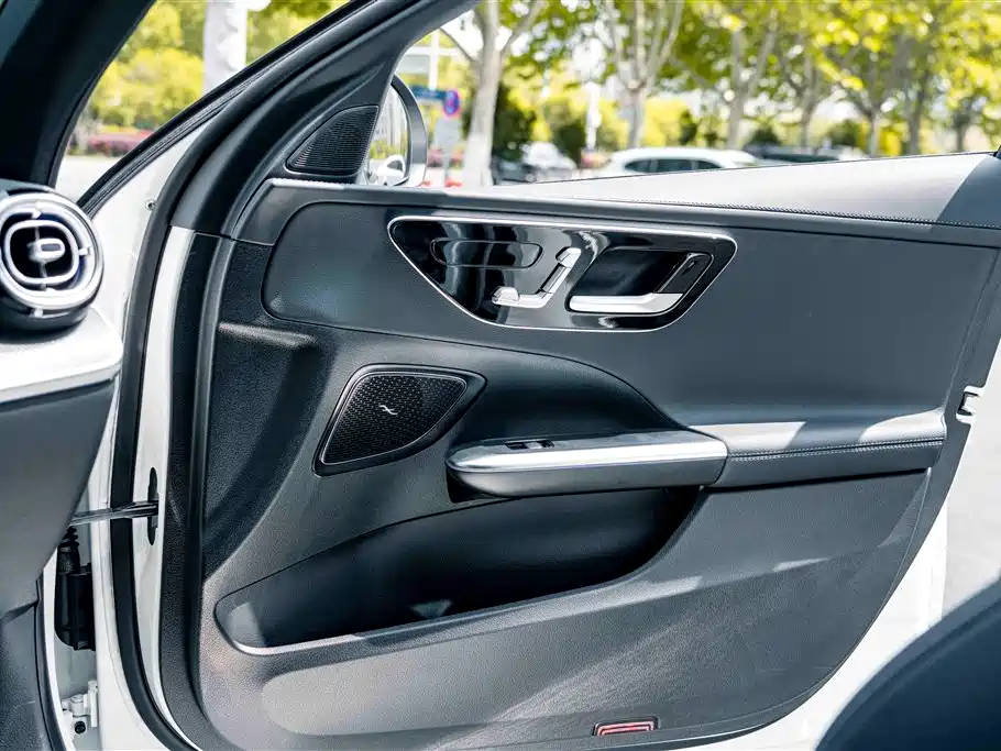 Mercedes-Benz C-Class 2025 — фото 12