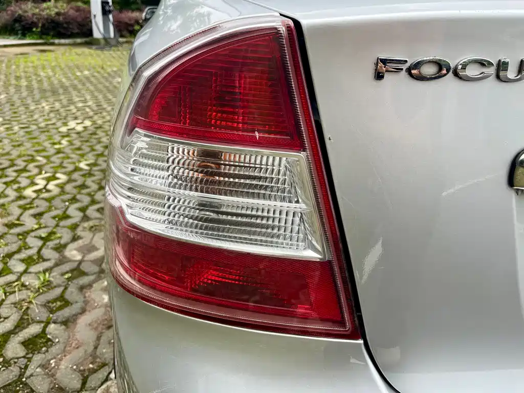 Ford Focus 2011 — фото 11