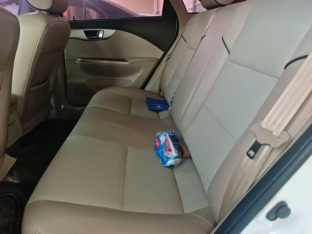 Buick Excelle 2015 — фото 18