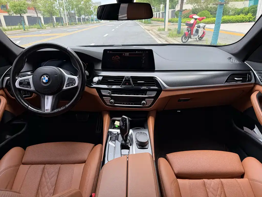 BMW 5 Series 2021 — фото 9