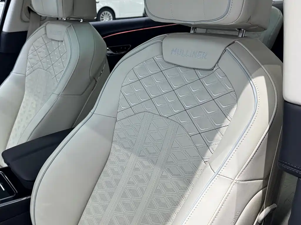 Bentley Flying Spur Plug-In Hybrid 2025 — фото 18