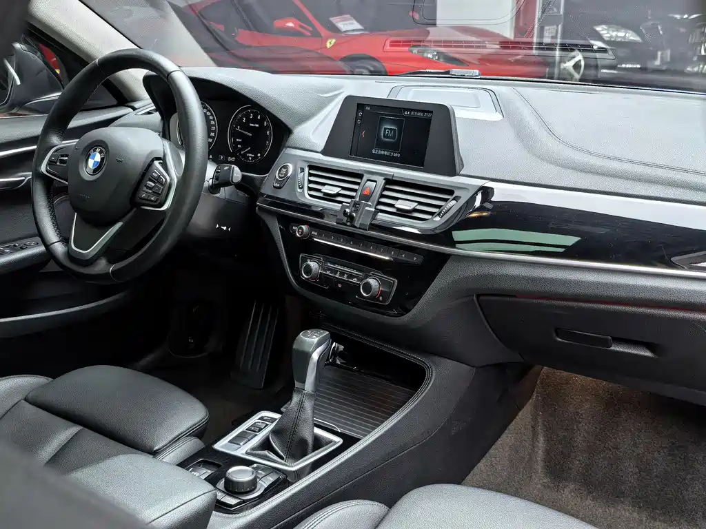 BMW 1 Series 2018 — фото 14