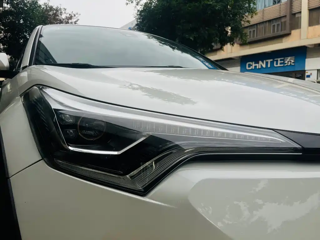 Toyota C-HR 2018 — фото 9