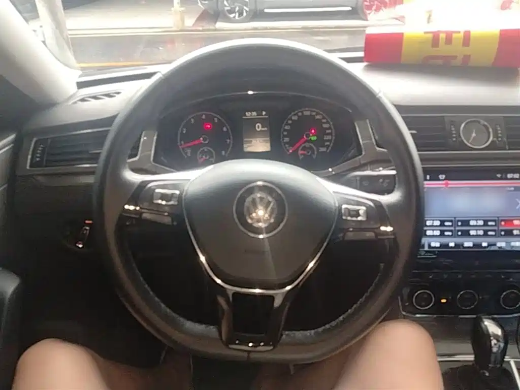 Volkswagen Passat 2017 — фото 11