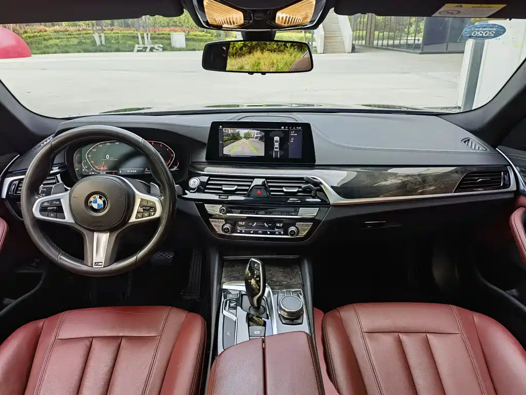 BMW 5 Series 2019 — фото 10