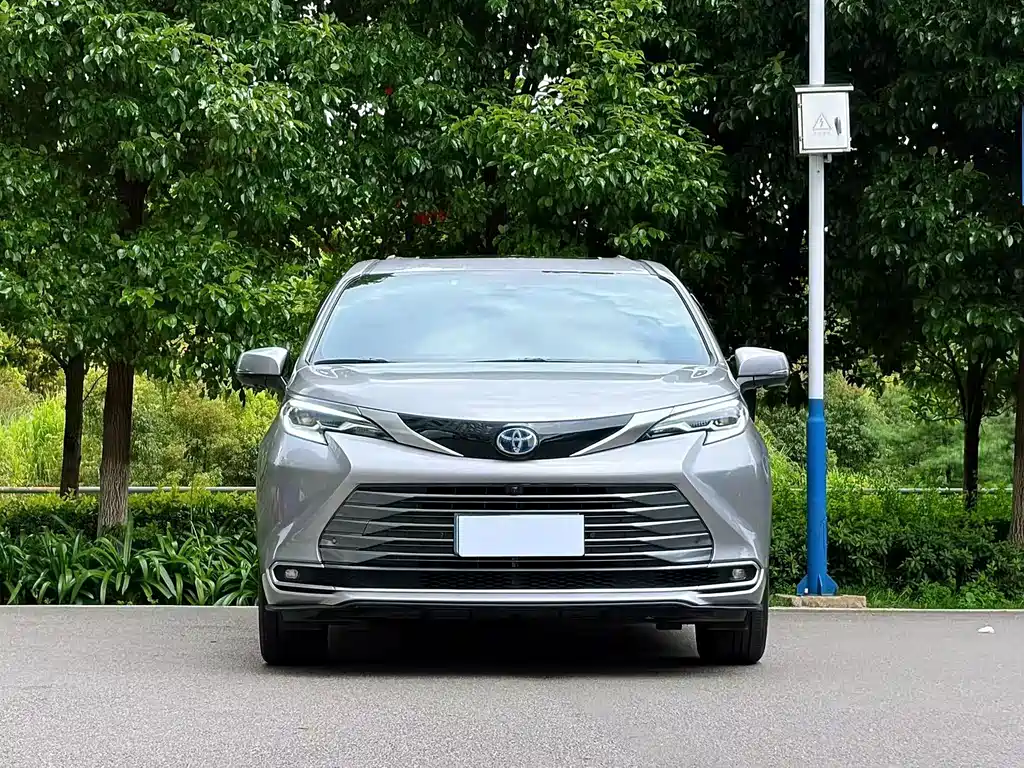 Toyota Sienna 2022 — фото 3