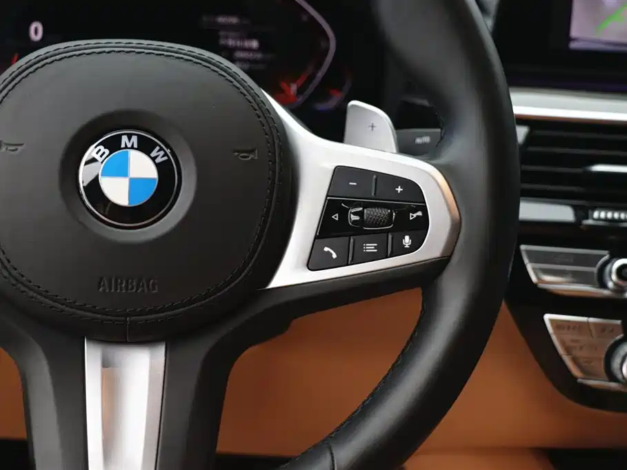 BMW 5 Series 2019 — фото 18