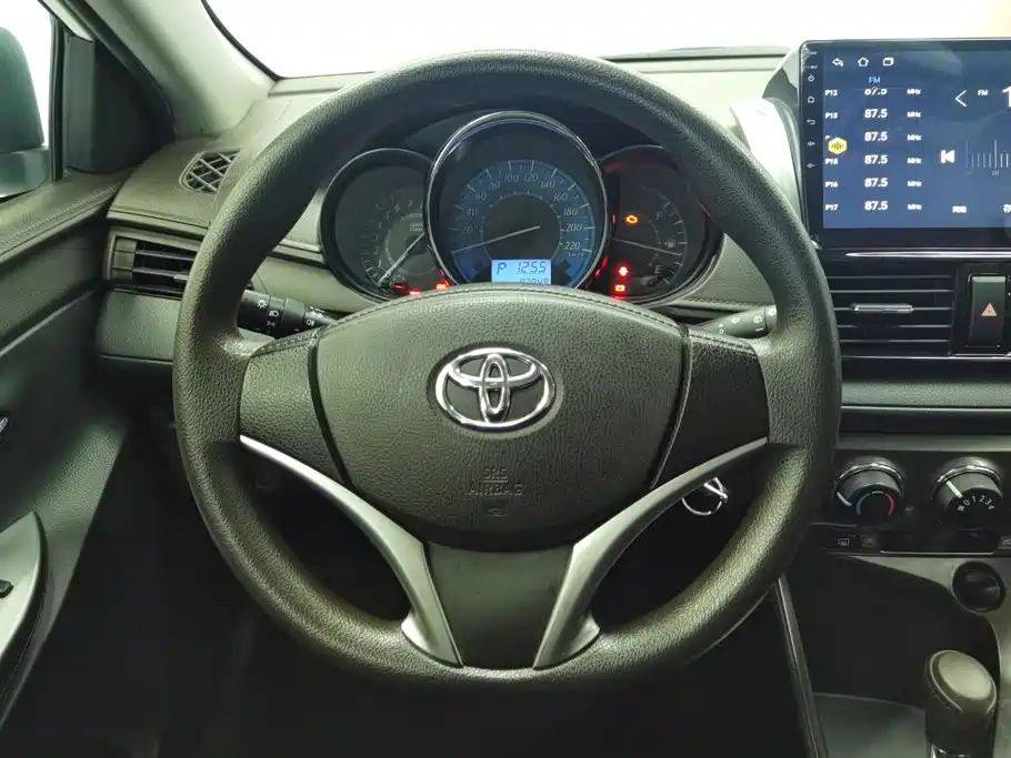 Toyota Yaris L 2015 — фото 15