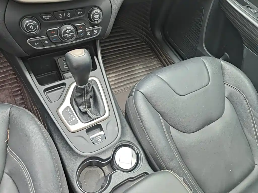 Jeep Cherokee 2017 — фото 14