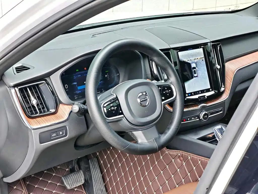 Volvo XC60 Plug-In Hybrid 2023 — фото 8