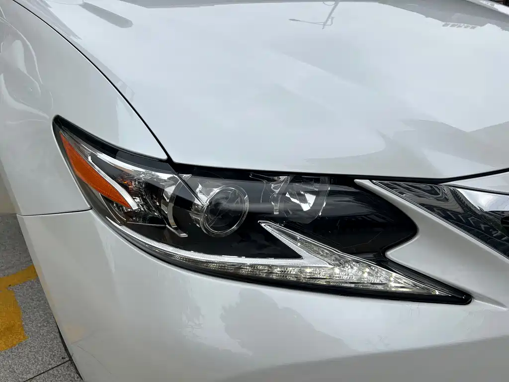 Lexus ES 2018 — фото 15