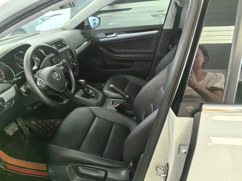 Volkswagen Sagitar 2018
