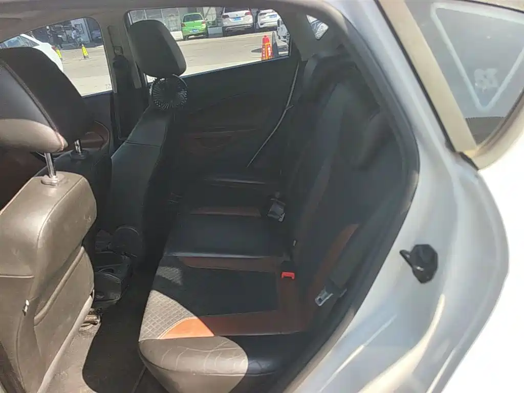 Ford Fiesta 2015 — фото 15