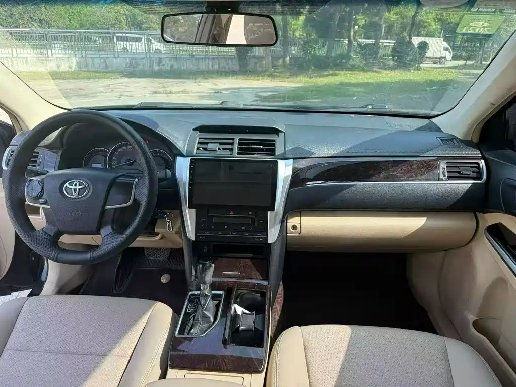 Toyota Camry 2017 — фото 8
