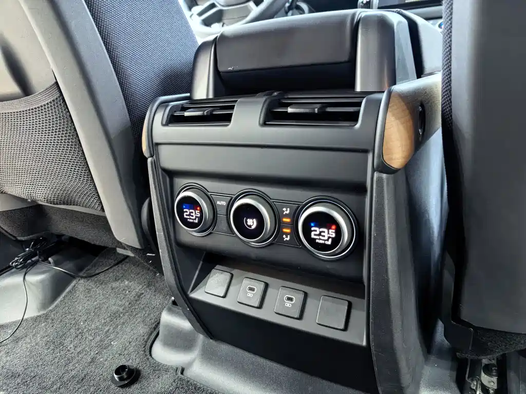 Land Rover Defender 2023 — фото 8