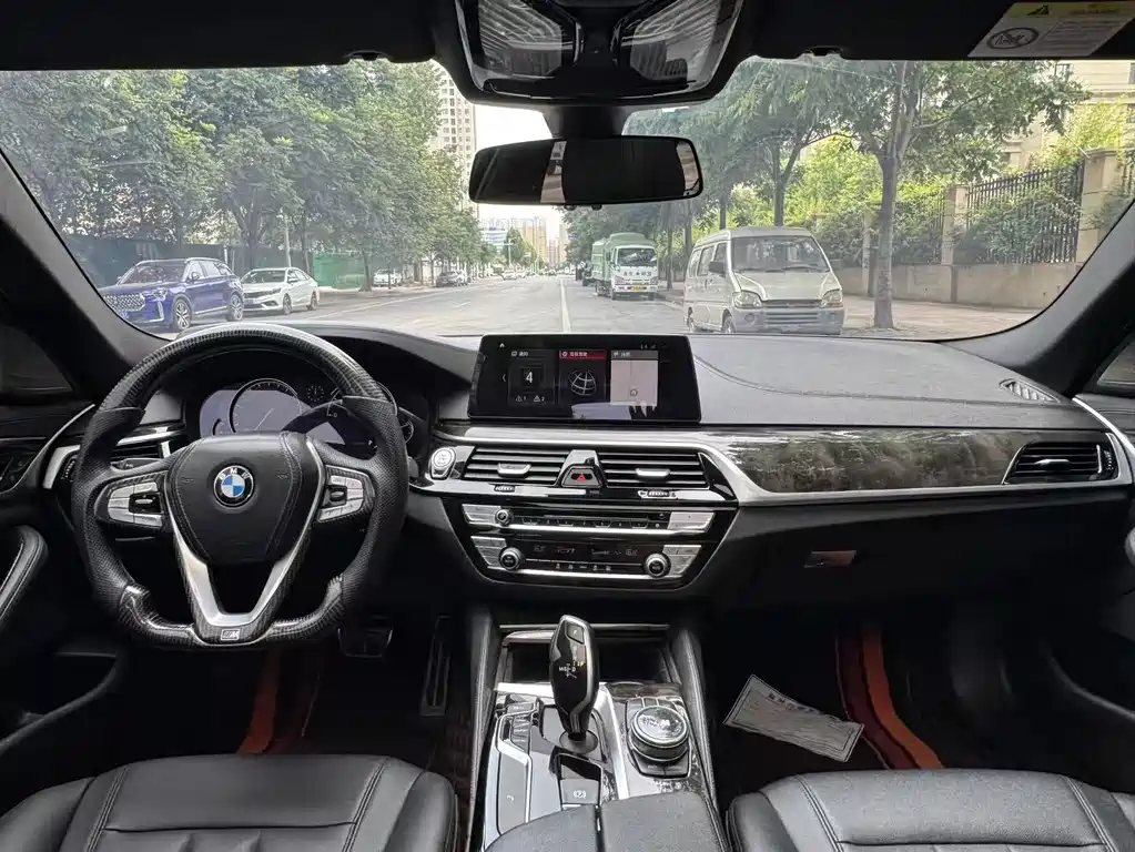 BMW 5 Series 2018 — фото 10