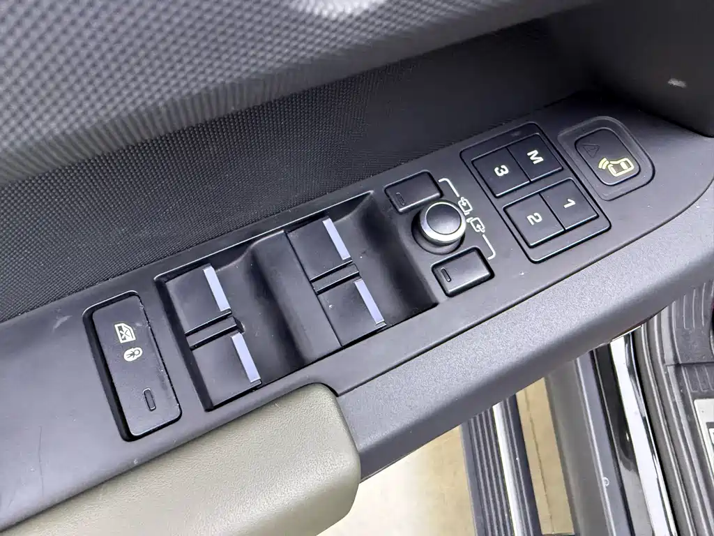 Land Rover Defender 2021 — фото 15