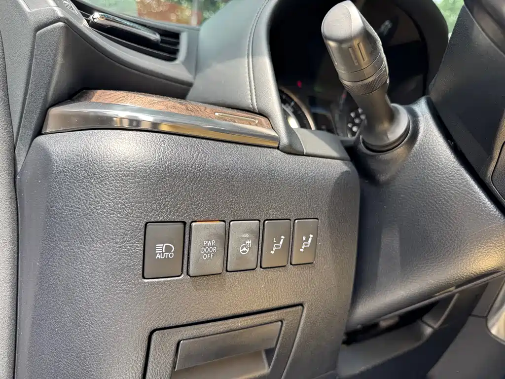 Toyota Alphard 2021 — фото 11