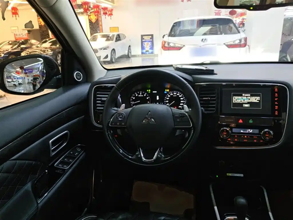 Mitsubishi Outlander 2021 — фото 11