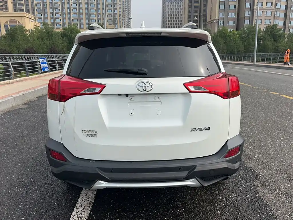 Toyota RAV4 2016 — фото 8