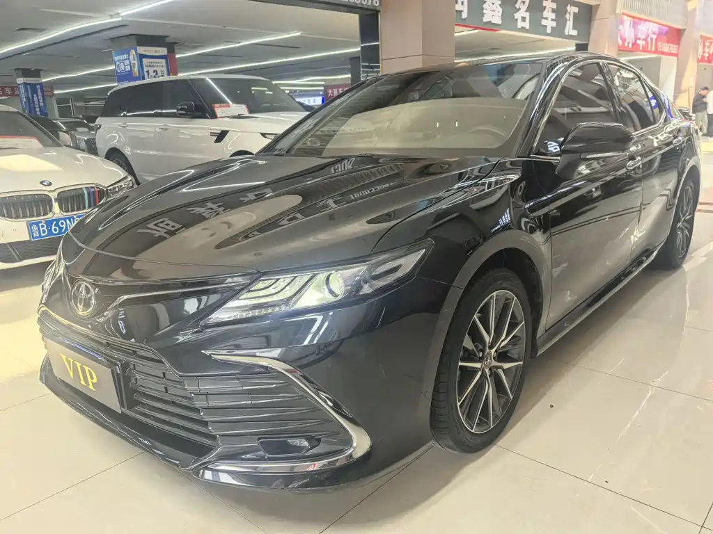 Toyota Camry 2022 — фото 1