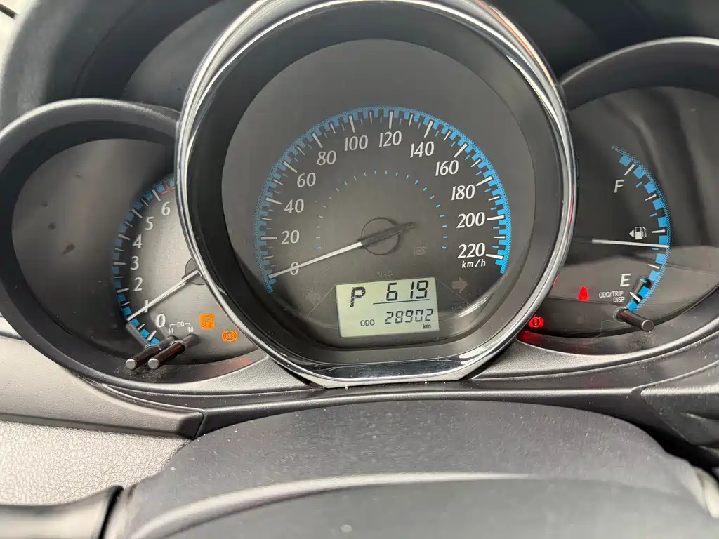 Toyota Yaris L 2019 — фото 12