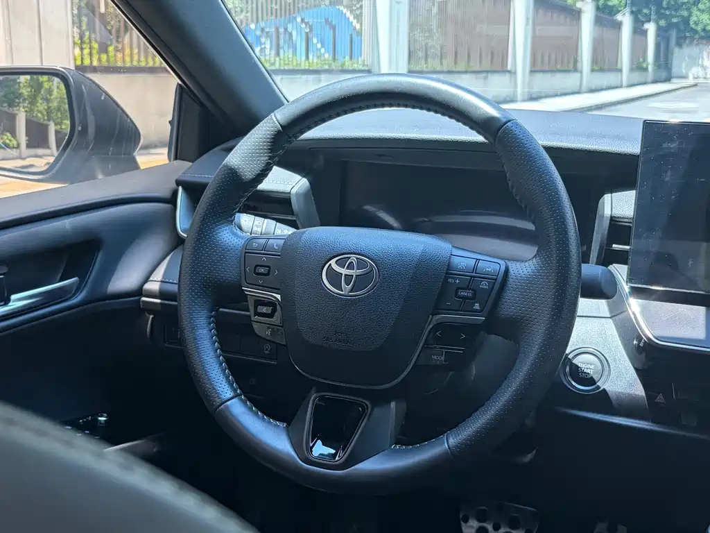 Toyota Camry 2025 — фото 18