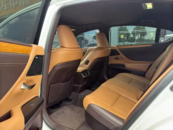Lexus ES 2020