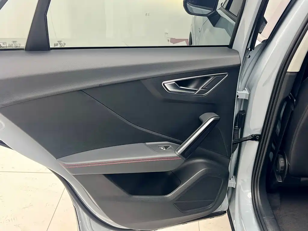 Audi Q2L 2023 — фото 11