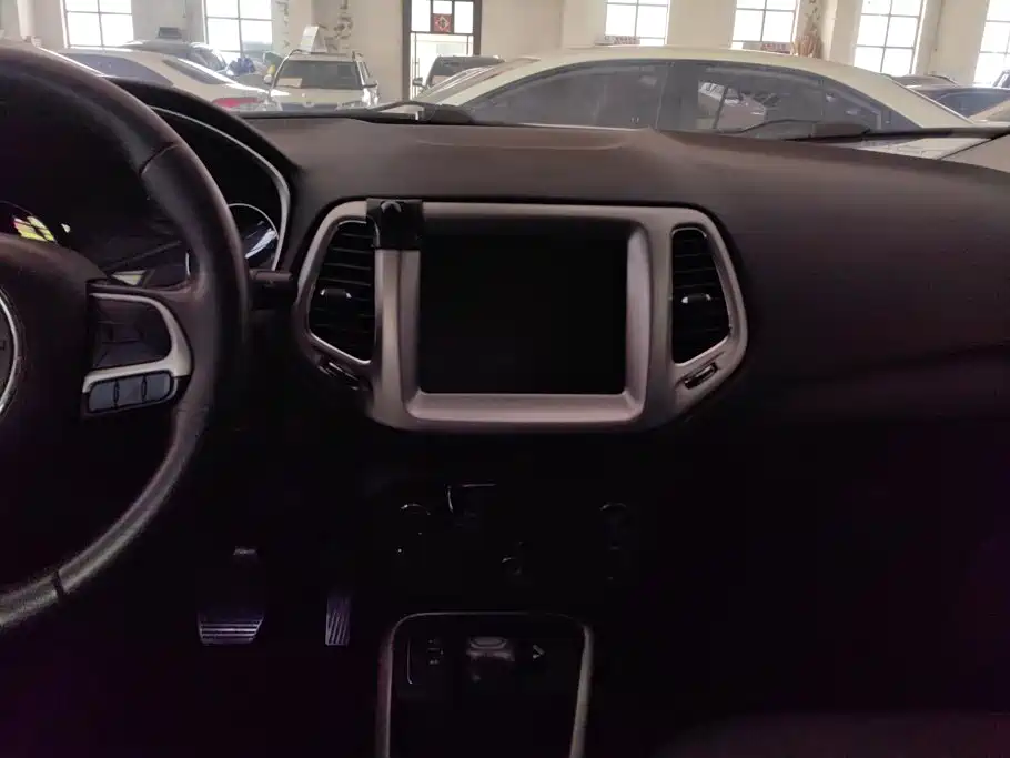Jeep Compass 2017 — фото 13