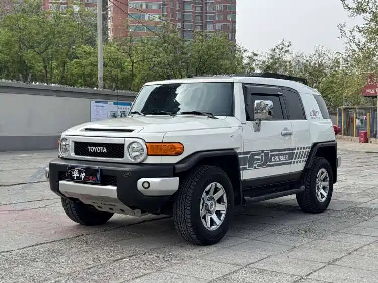 Toyota FJ Cruiser 2024 — фото 1