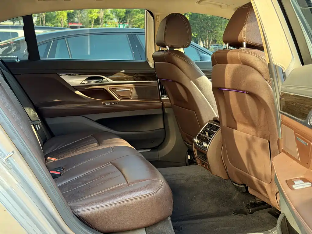 BMW 7 Series 2016 — фото 9