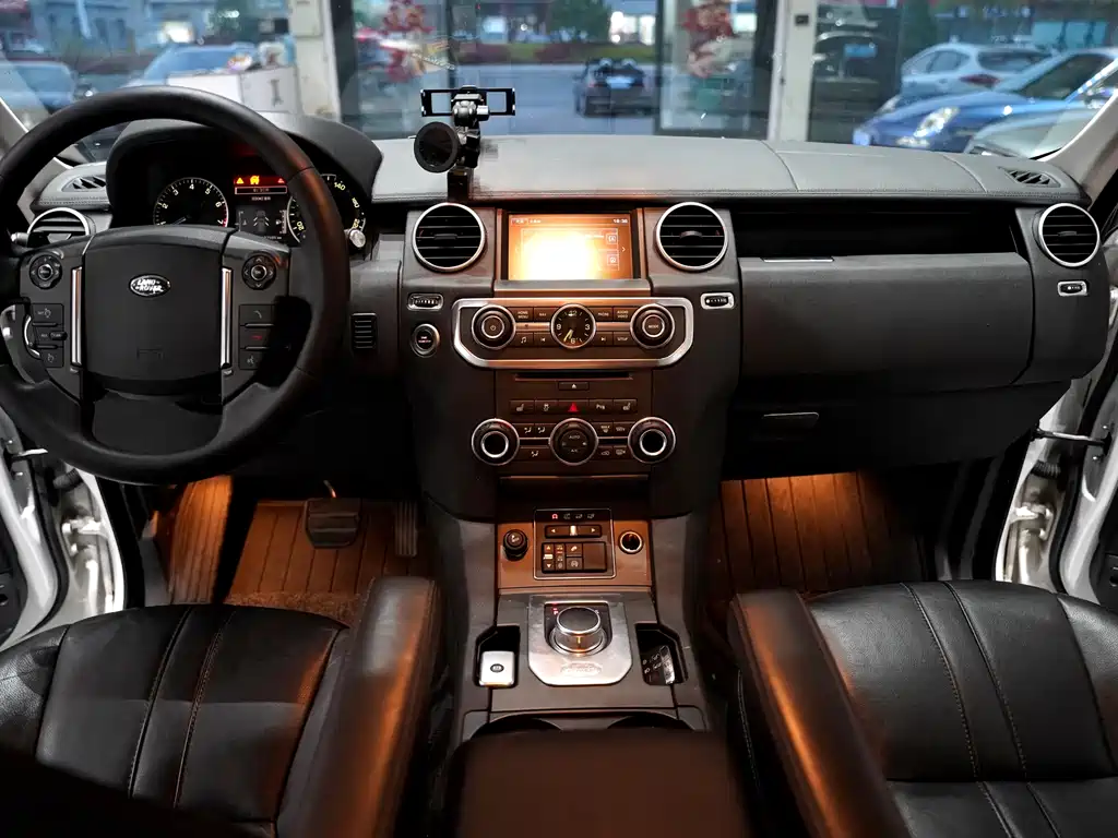 Land Rover Discovery 2016 — фото 11
