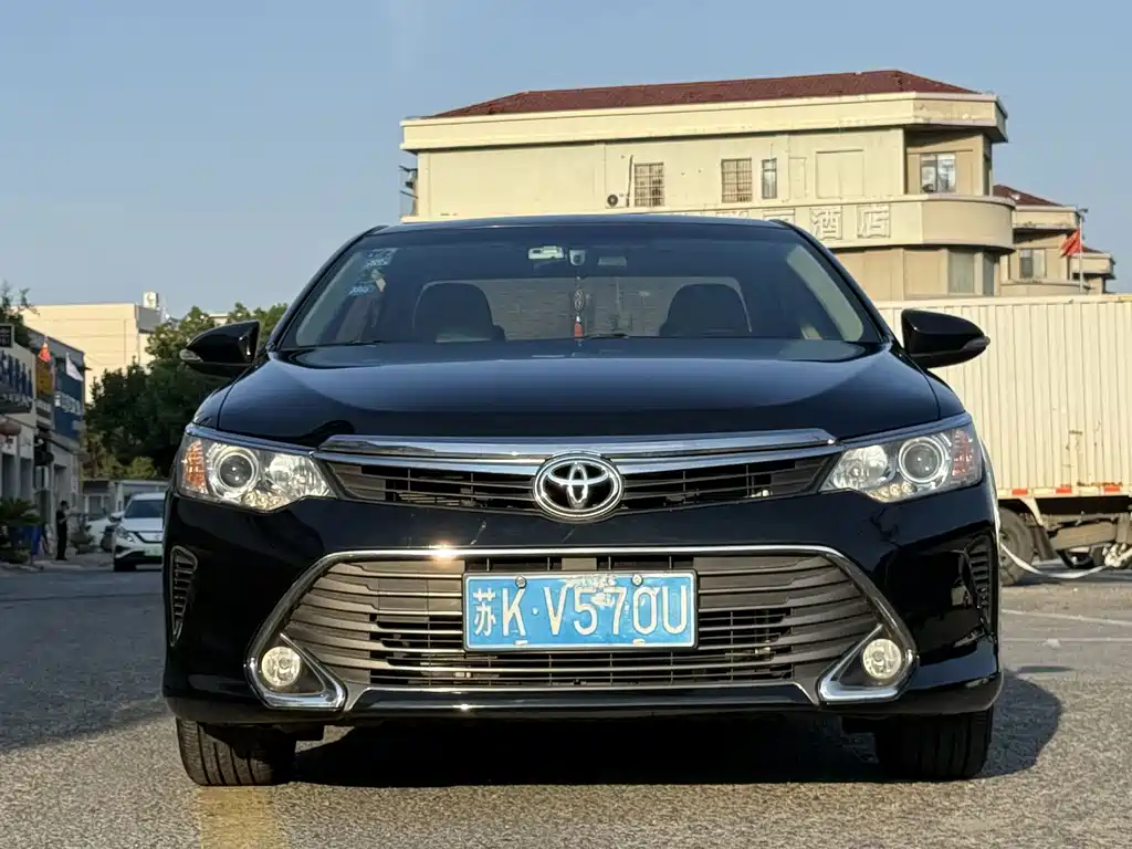Toyota Camry 2017 — фото 1