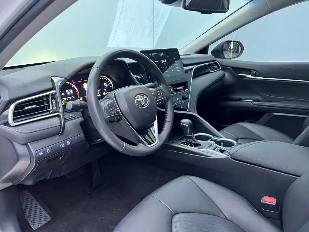 Toyota Camry 2023 — фото 8