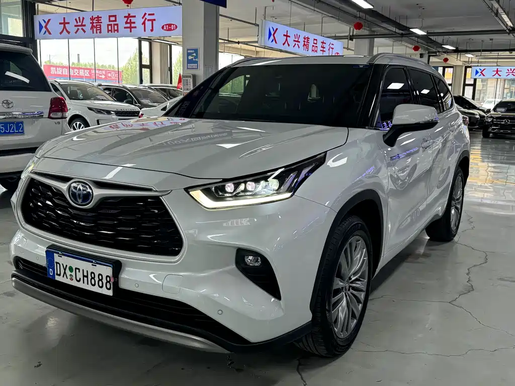Toyota Highlander 2023 — фото 1