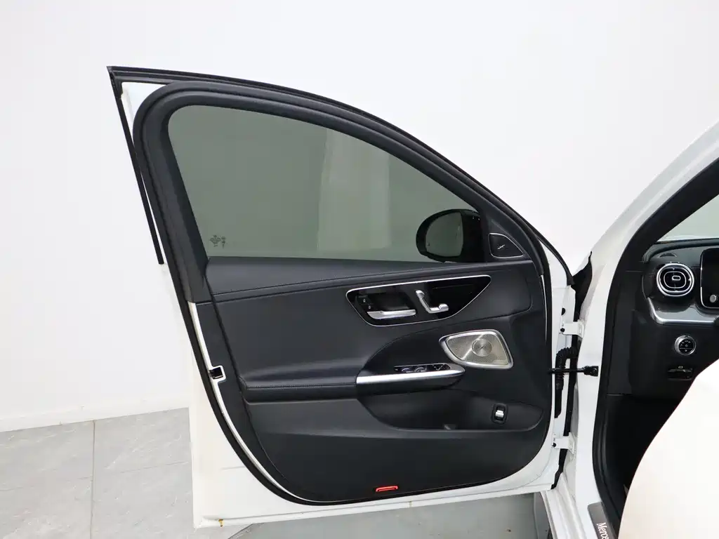 Mercedes-Benz C-Class 2023 — фото 13