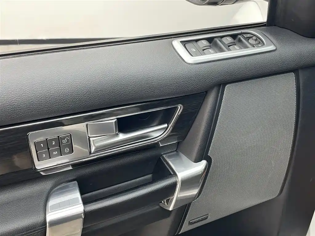Land Rover Discovery 2016 — фото 9