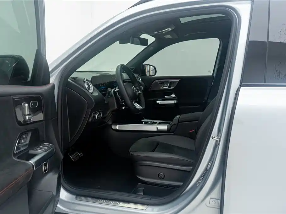 Mercedes-Benz GLB AMG 2025 — фото 13