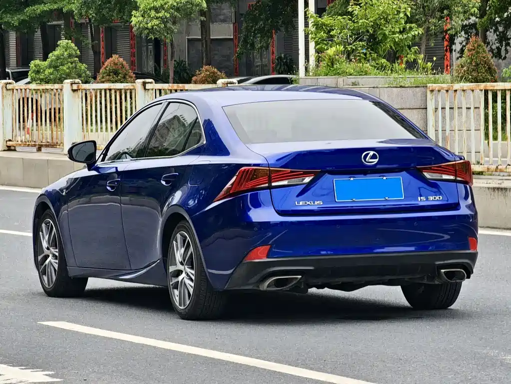 Lexus IS 2018 — фото 9