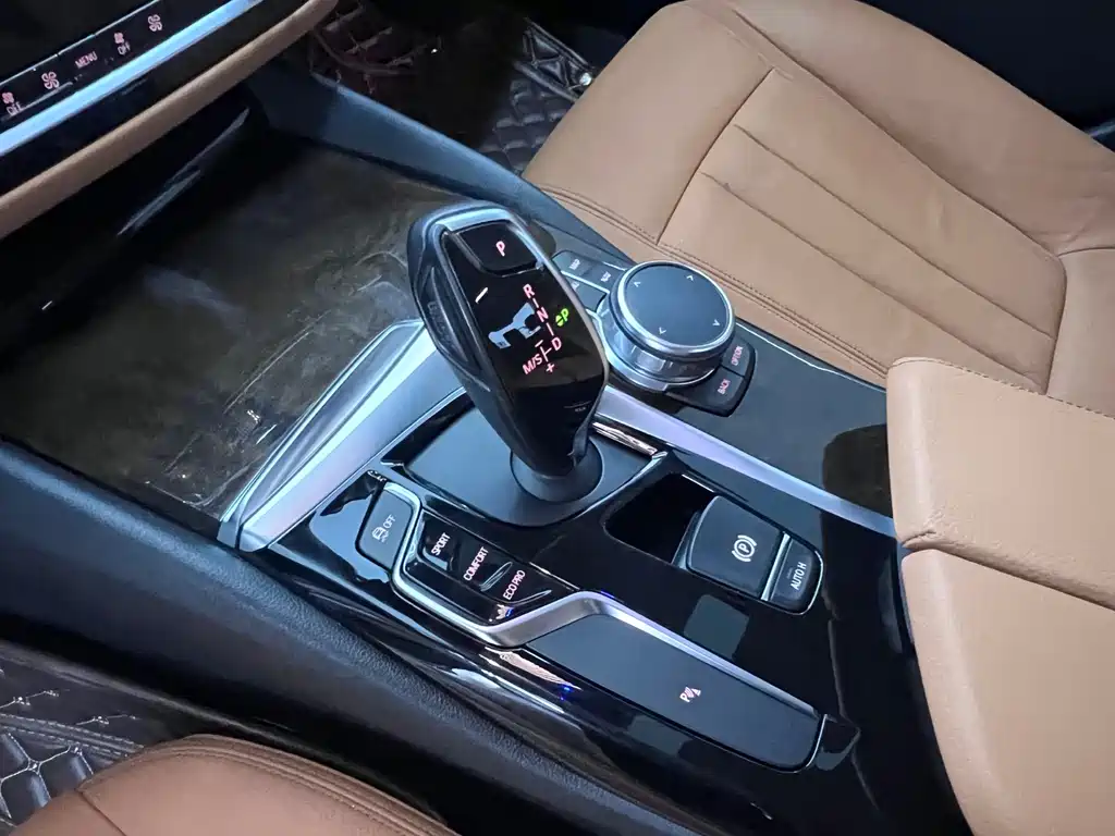BMW 5 Series 2017 — фото 17