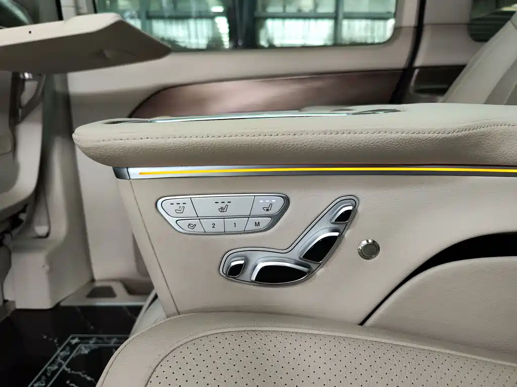 Mercedes-Benz V-Class 2023 — фото 24