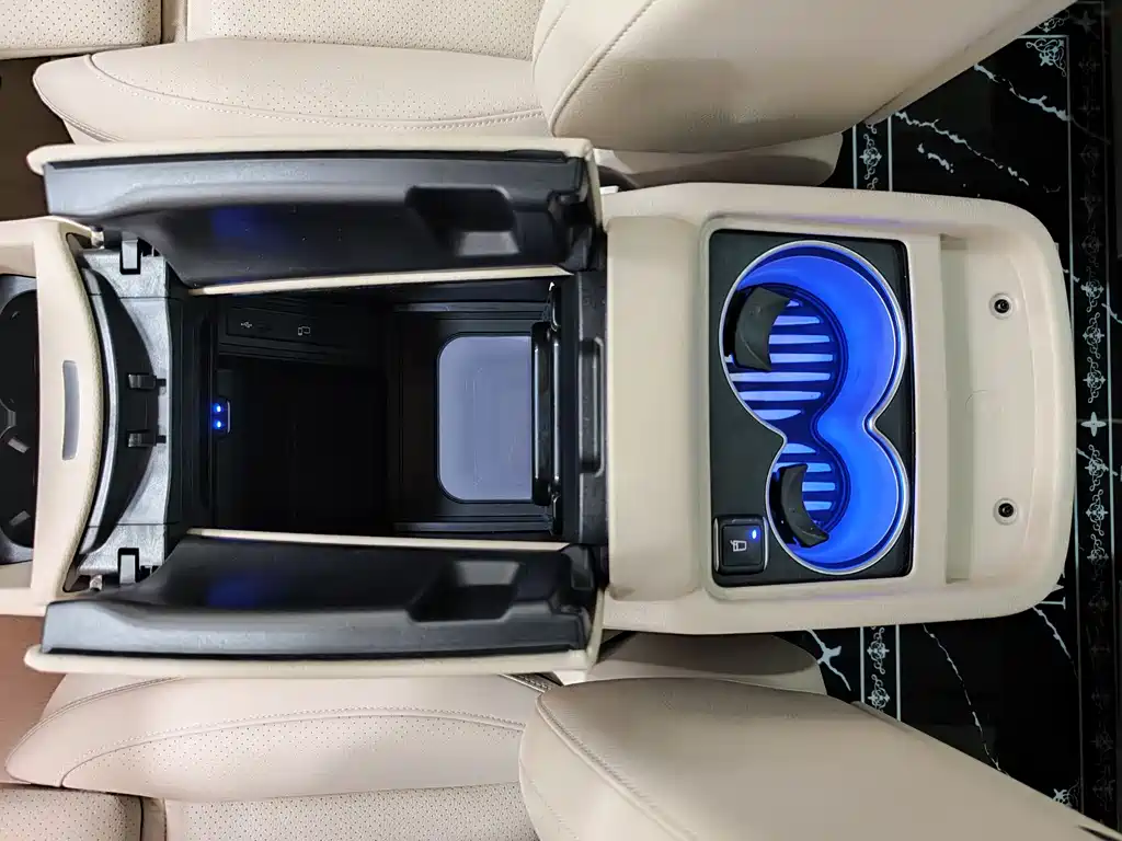 Mercedes-Benz V-Class 2023 — фото 20