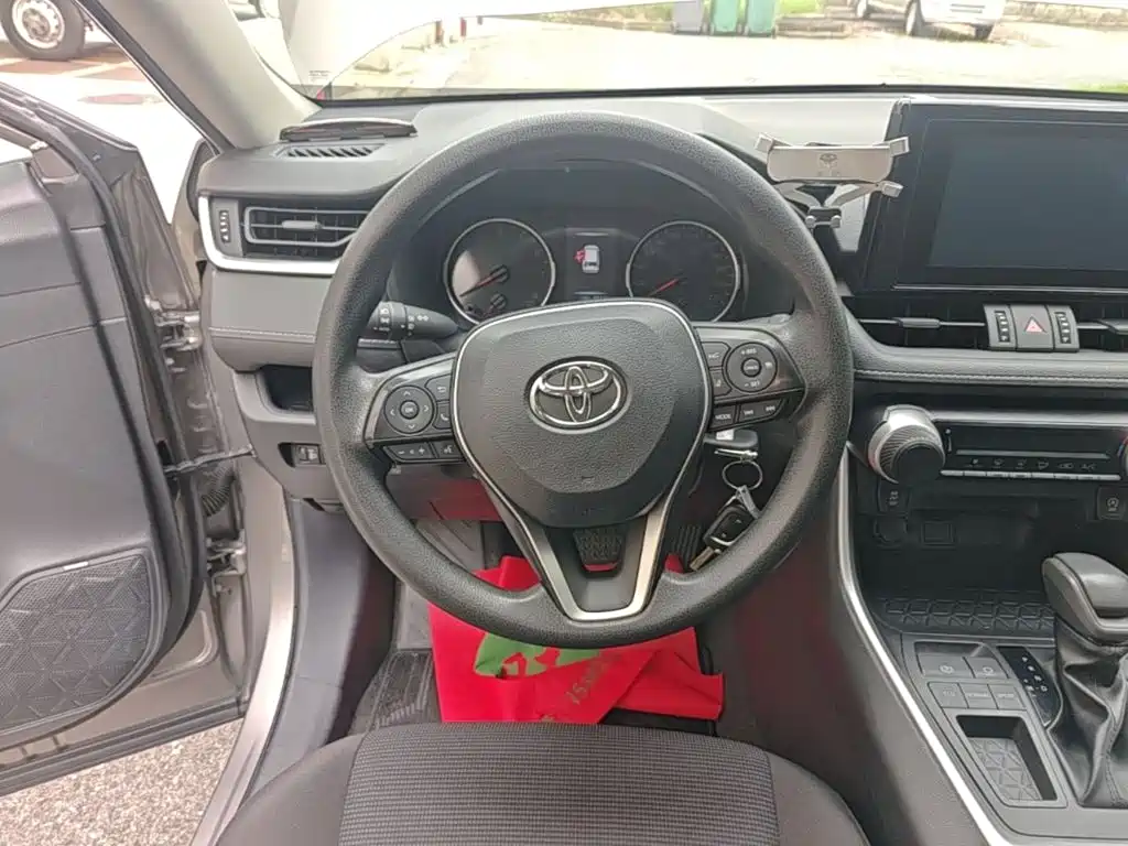 Toyota RAV4 2022 — фото 11