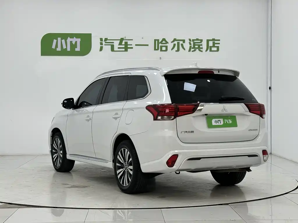 Mitsubishi Outlander 2022 — фото 4