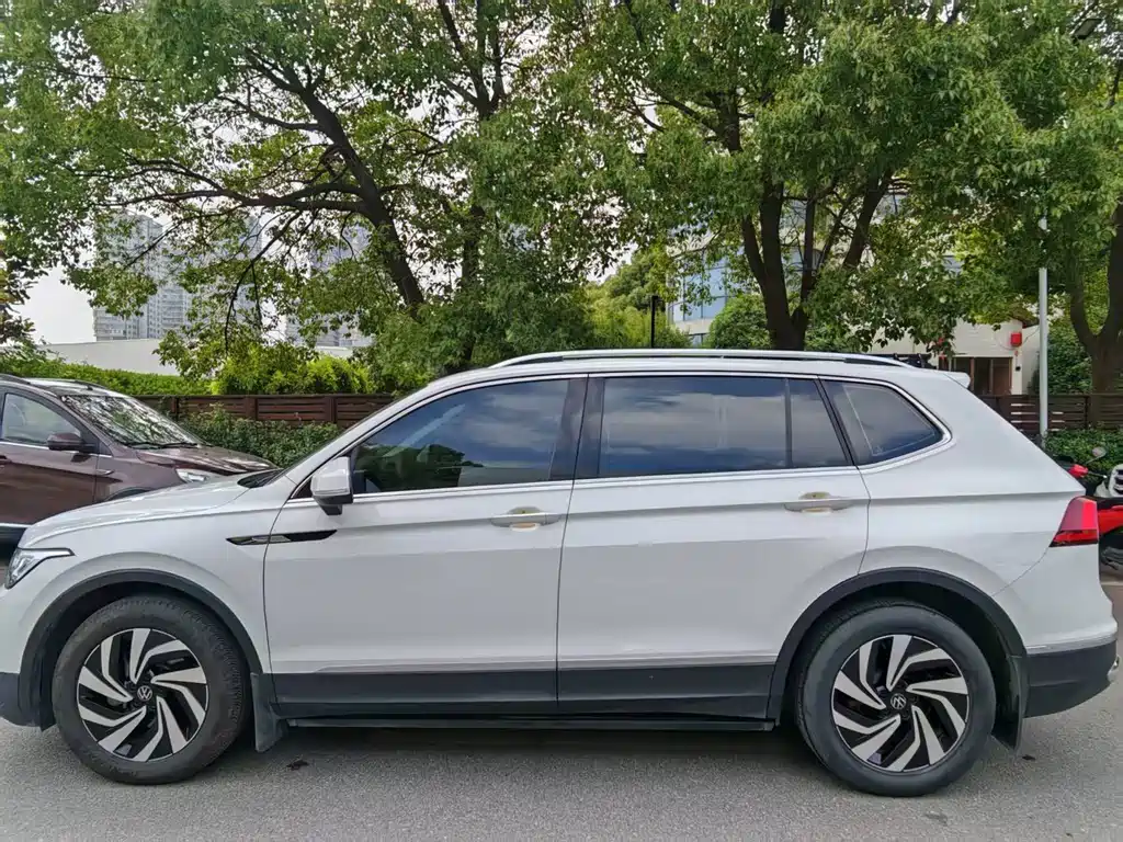 Volkswagen Tiguan L 2023 — фото 8
