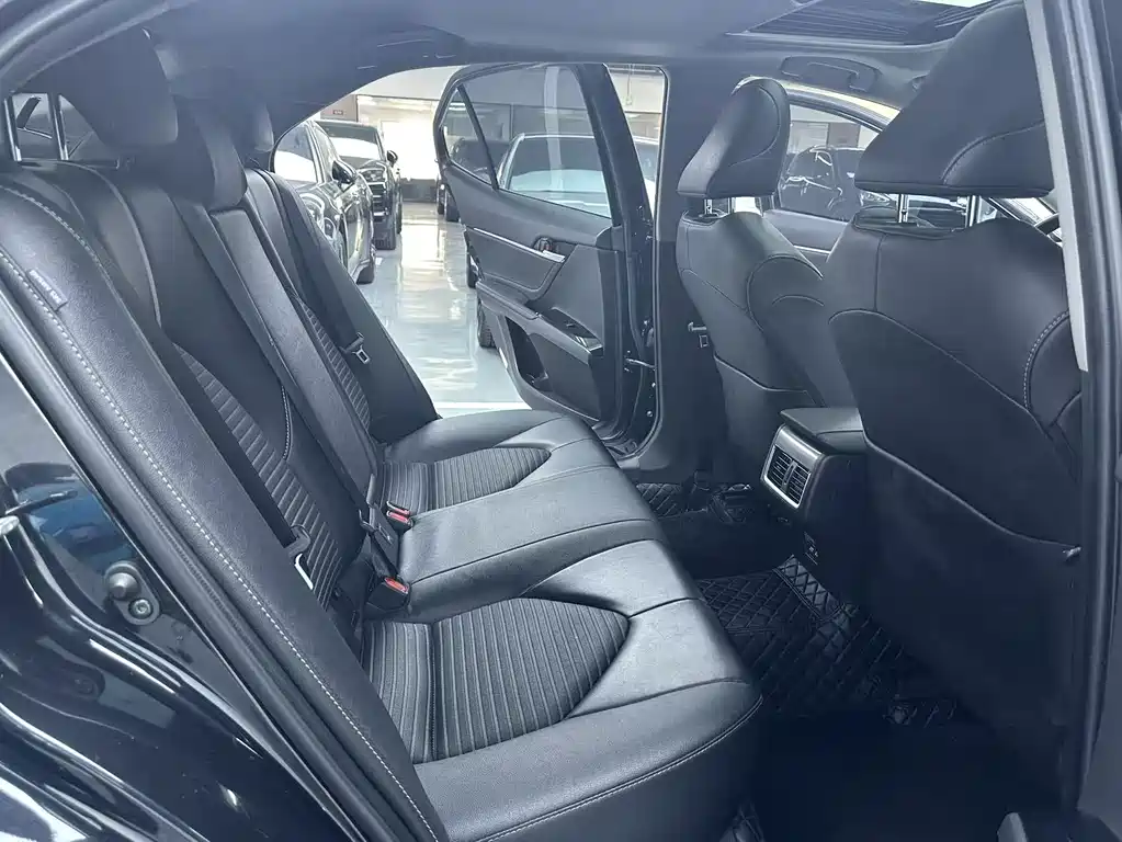 Toyota Camry 2022 — фото 19