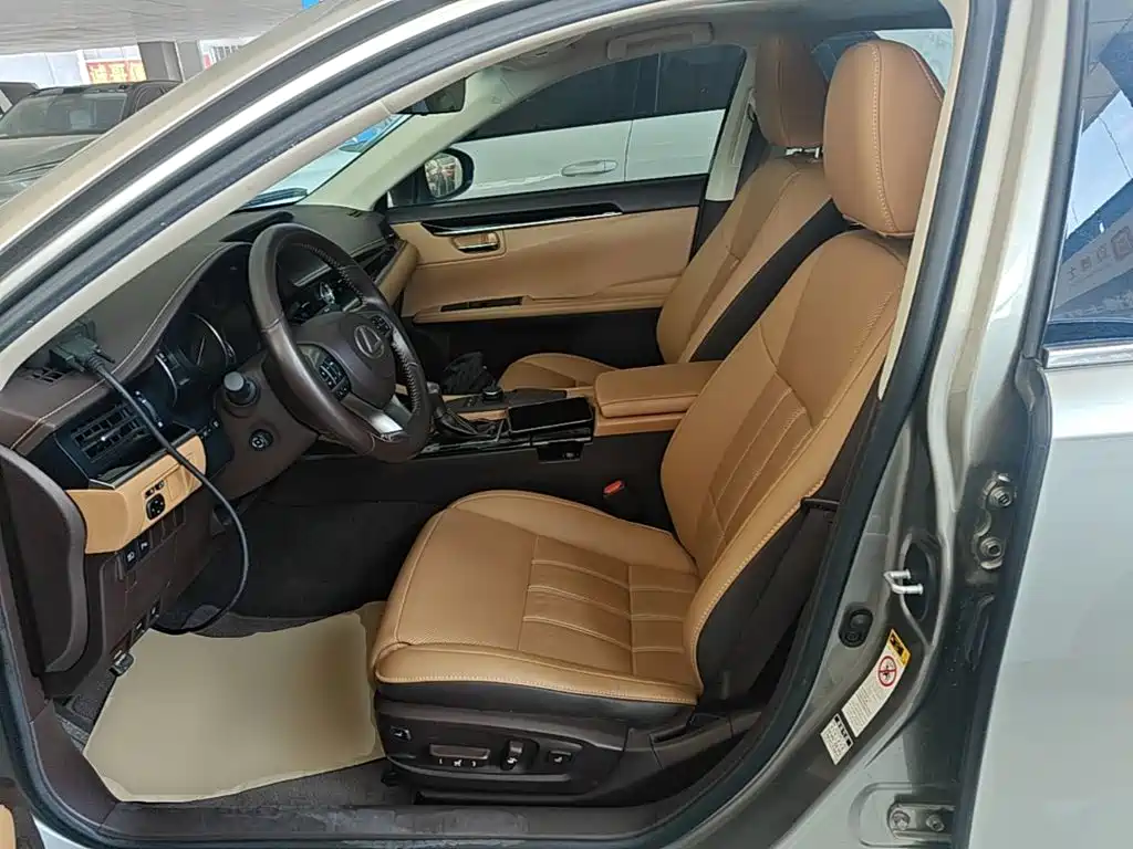 Lexus ES 2018 — фото 15