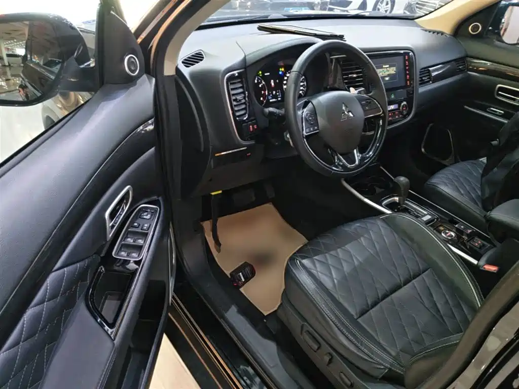 Mitsubishi Outlander 2021 — фото 16